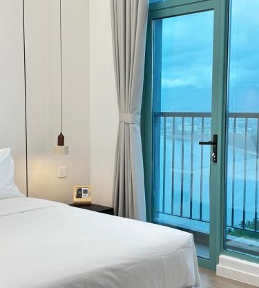 Deluxe 1BR Seaview and Mountain View with balcony