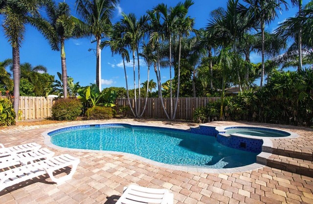 Deluxe 5BR/3BA Home near Beach & Casino Heat Pool