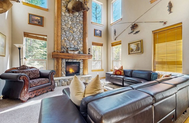 Deluxe dog-friendly cabin w/pool & hot tub in a convenient location