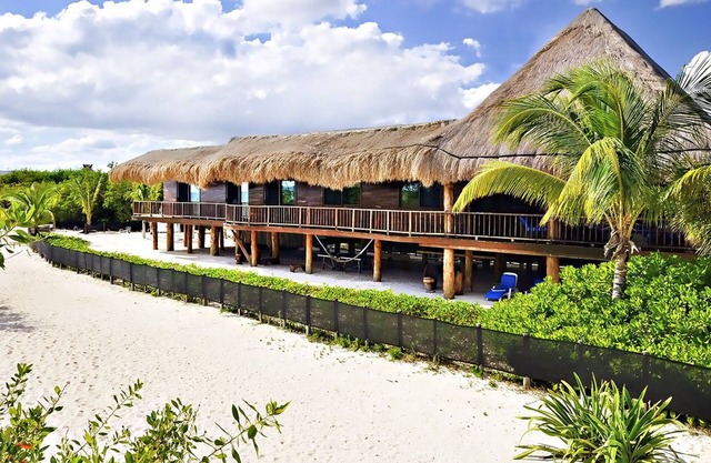 Deluxe Handcrafted 4 BR Oceanfront Treehouse w/Private Chef - all meals included