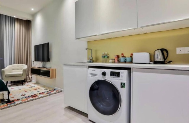 Deluxe King Suite with Twin Tower View 15