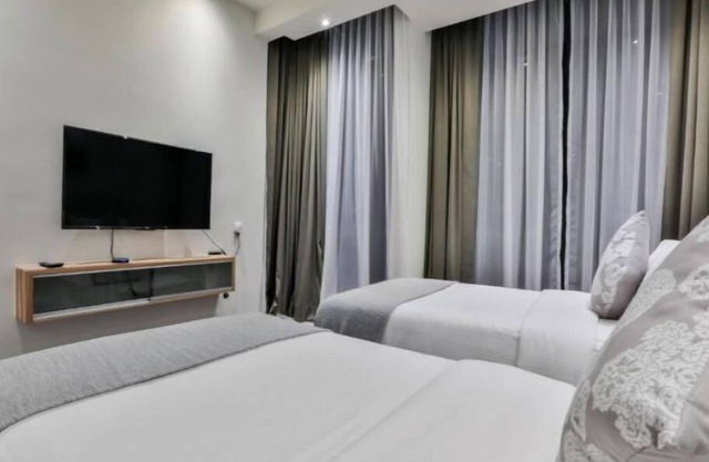 Deluxe King Suite with Twin Tower View 22