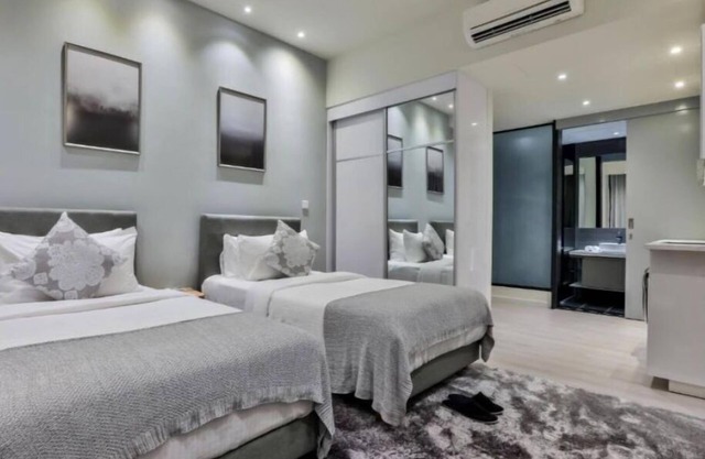 Deluxe King Suite with Twin Tower View 23