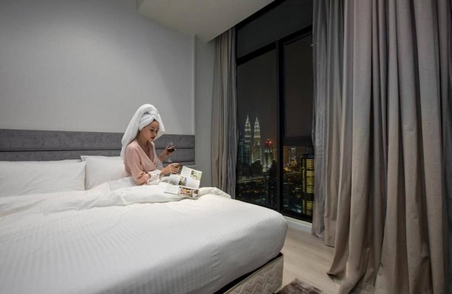Deluxe King Suite with Twin Tower View 28