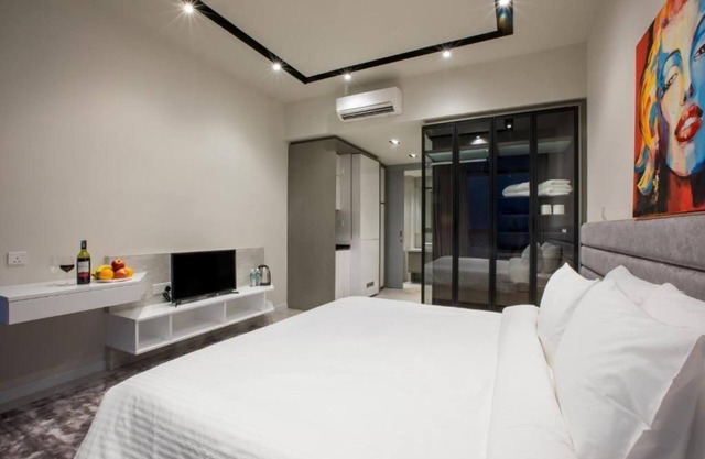 Deluxe King Suite with Twin Tower View 29