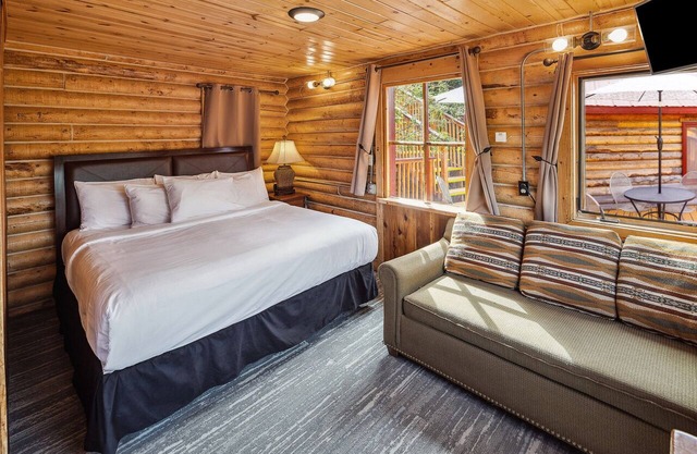 Deluxe King w/Sleeper Sofa Dall Suite