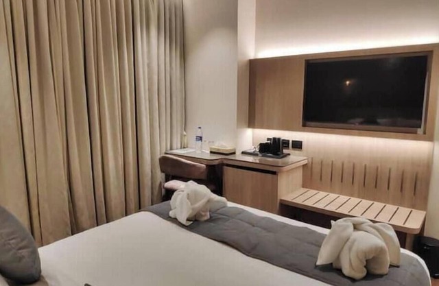 Deluxe room in MIDC Andheri E