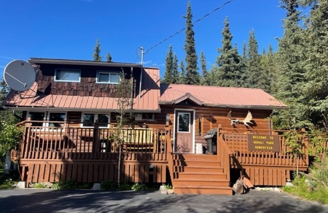 Denali Park Homestead house, Just one mile North from the Park Entrance