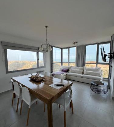 Departamento de lujo frente al mar con vista panorámica, pileta y cochera privada