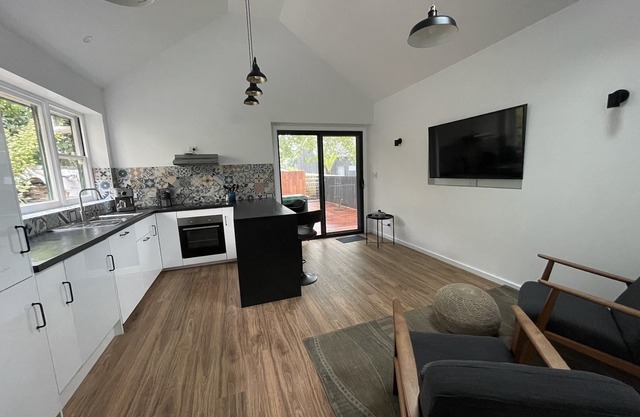 Derby Bank House Cabin- one bedroom with full kitchen