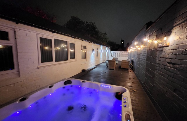 Derby City Centre Apartment With Roof Top Hot Tub