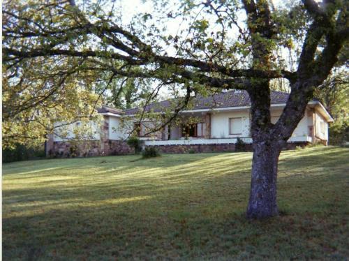 Derroñadas . Casa con enorme jardín y tenis.