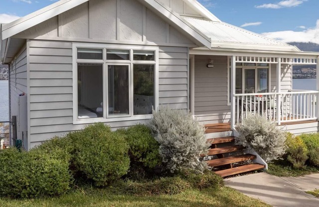 Derwent River Cottage Tranquil Waterfront Living