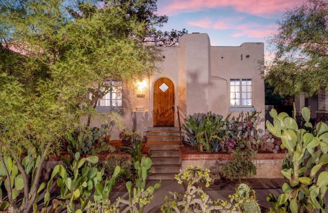 Desert Bloom/Blocks from U of A/1 BR 1 BA