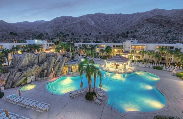DESERT DREAM! 2BDR sleeps 6! HUGE POOL! POOLSIDE BAR and GRILL!