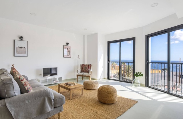 Design house with roof terrace & ocean views