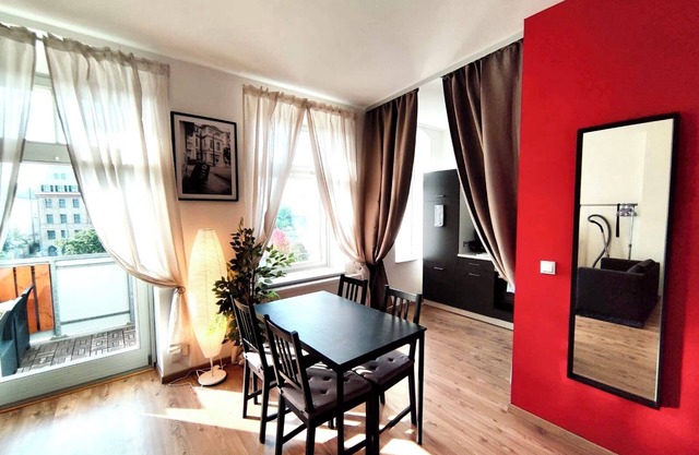 Design Studio I Center I RED