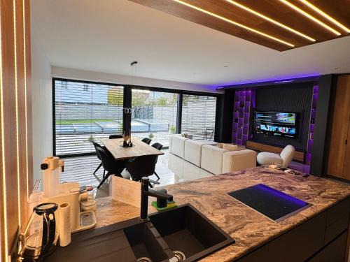 Design-Villa mit privatem Pool, Whirlpool & stimmungsvoller Beleuchtung