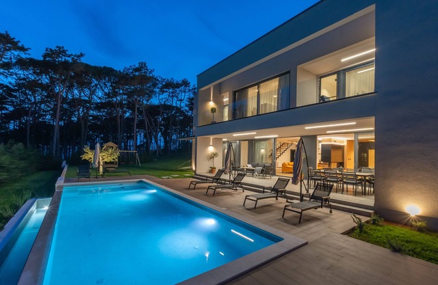 Design villa on quiet location with a pool and hot tub