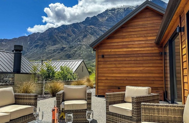 Designer 4 bedroom 3 bathroom home in Jacks Point