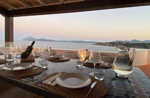 Designer apartment overlooking the bay. Shared pool, access to the sea