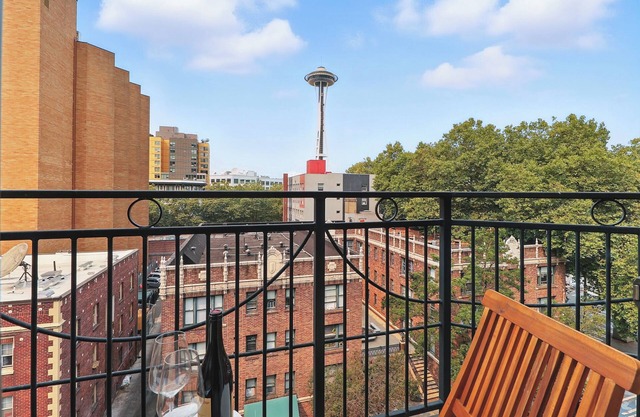 Designer Penthouse. Space Needle View From Sofa & Prime Location