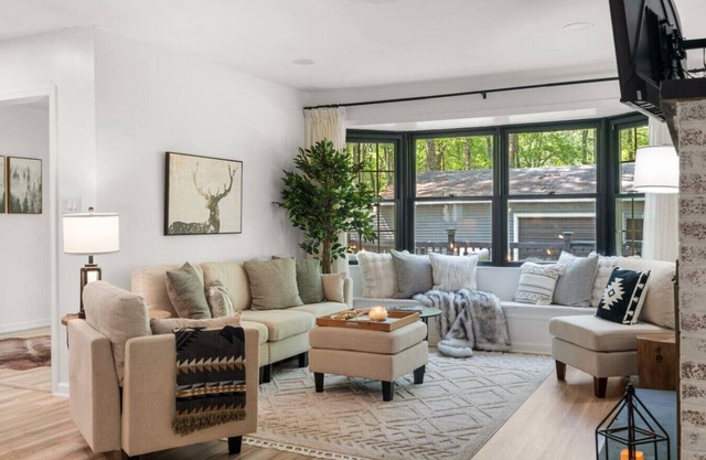 Designer Retreat: Lake Access, Fire Pit, Game Room