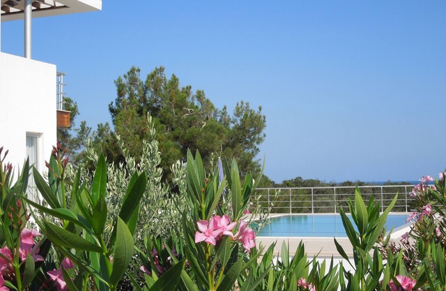Designer villa, peaceful location by sea, near golf course. New: WIFI for free