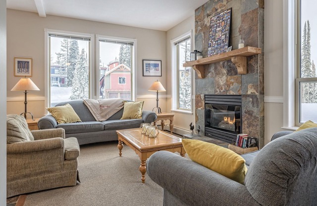Desirable Knoll Home with Hot Tub, BBQ, Laundry - Open Den with Sofa Bed