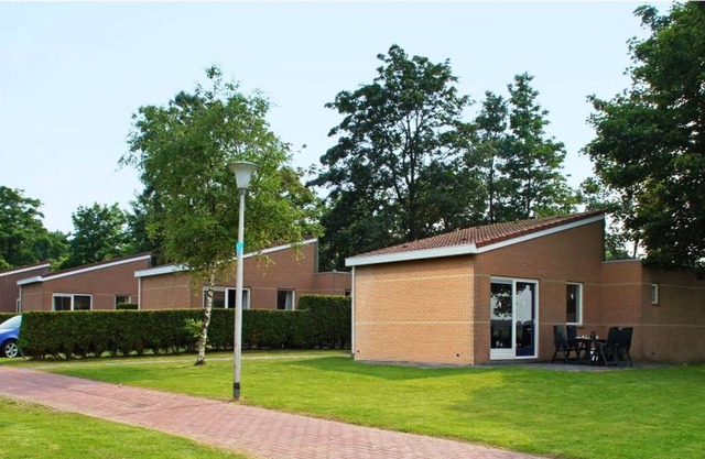 Detached bungalow with a dishwasher at 21 km from Leeuwarden