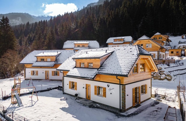 Detached chalet with wood-burning stove & sauna