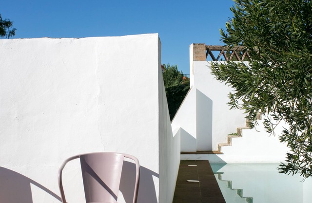 Detached house, sleeps 8, with private pool- historic town center