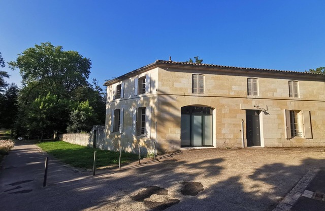 Detached house with garden at the foot of the Château de Jonzac.