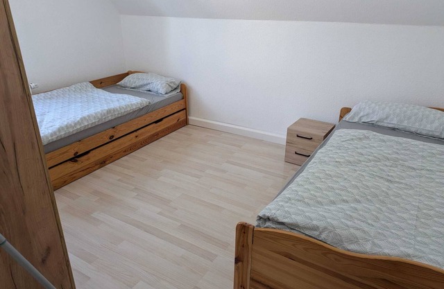 Detached vacation home, fitters, crews, craftsmen, groups