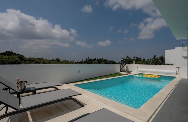 Detached Villa w/Outdoor Kitchen & Private Swimming Pool near City & Beach