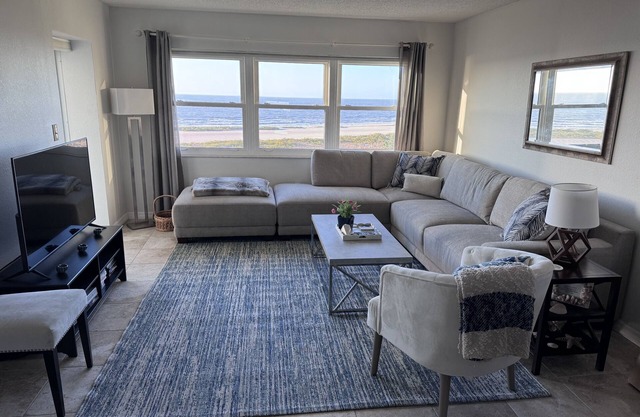 Direct Gulf Front, 2BR/2BA on the Beach with balcony, Landmark Towers