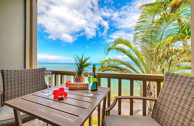 Direct Oceanfront Maui Studio,Romantic,Breathtaking View from Huge Private Lanai