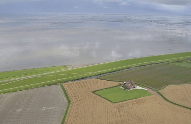 Directly at the Wadden Sea, part of UNESCO World Heritage. Calm/Fun at beach