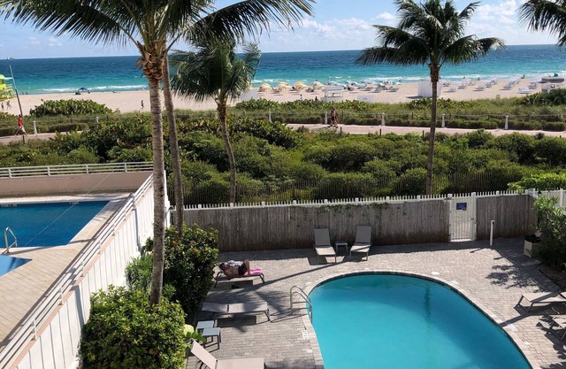 Directly on the beach + Free beach lounges! Best location in South Beach