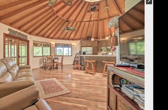 Discounted! Family getaway with Wide Ocean/Mountain Views and Private Waterfall!