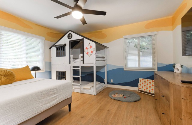 Disney Christmas 9mins to Disneyland EV Charger Large Backyard