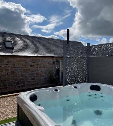 Distillers Cottage, Peaceful rural retreat in Lanarkshire, onsite craft distillery, hot tub, bbq hut, central for exploring Scotland