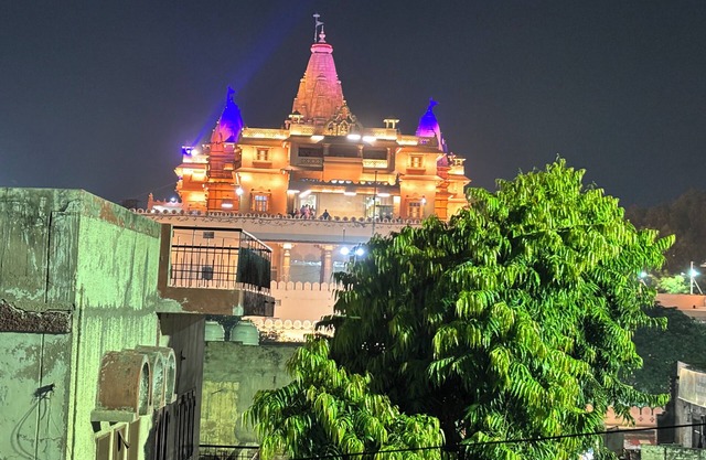 Divine Stay - Facing Krishna Janmabhoomi Temple, Mathura/Vrindavan - Sleeps 2-6