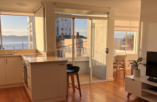 Django’s by Salamanca - Apartment with Balcony and Sea Views