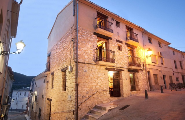 Do you need to take a break between mountains in a charming village in Alicante?