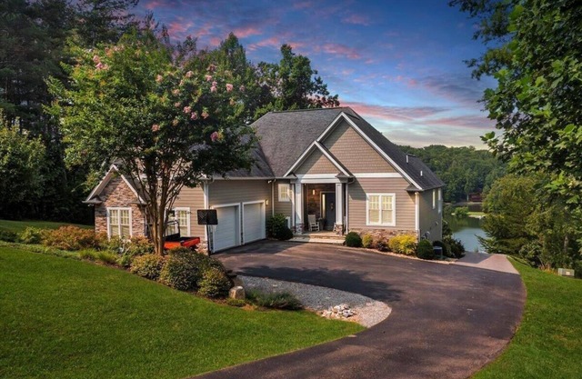 Dog & family friendly, SML VA, quiet cove, kayaks, swimming pool