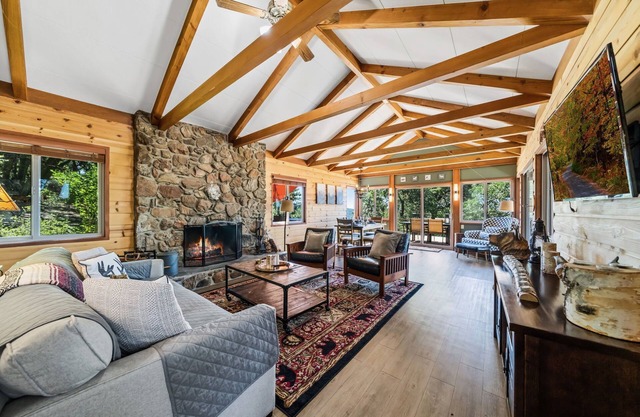 Dog Friendly Cabin w/hot tub & stunning mountain views