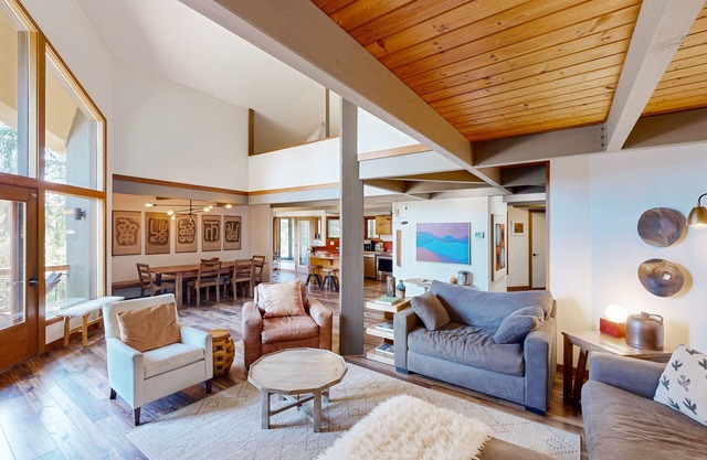 Dog-friendly cabin with private hot tub, wood-burning fireplace & central AC
