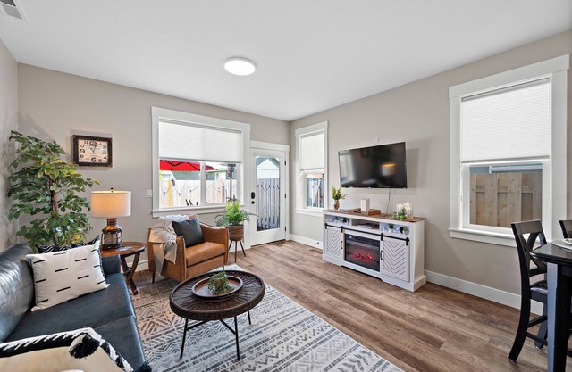 Dog-Friendly Downtown Carlton Townhouse #6, Steps to Tasting, Dining, Shops, BBQ