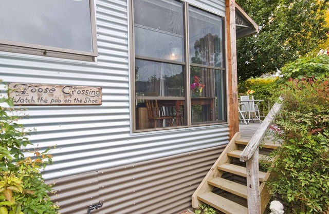 Dog friendly Goose Crossing studio, 15 minute walk to the beachn9 Babington Lane